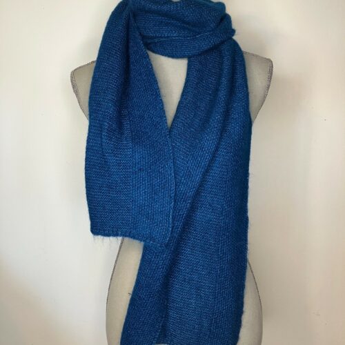 Écharpe tricotée bleu paon